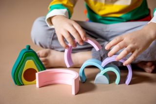 Nebudete se nikdy nudit! ✨🌈✨ Tato silikonová montessori duha dětem umožní vytvářet kreativní a zajímavé konstrukce, při...