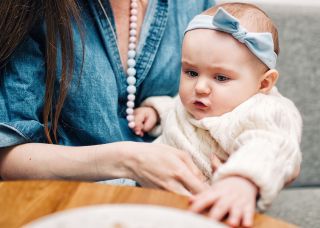 K čemu slouží kojící korále? 🤩 1) pomáhá miminku se soustředit na kojení 2) odvádí pozornost od škrábání a štípání...